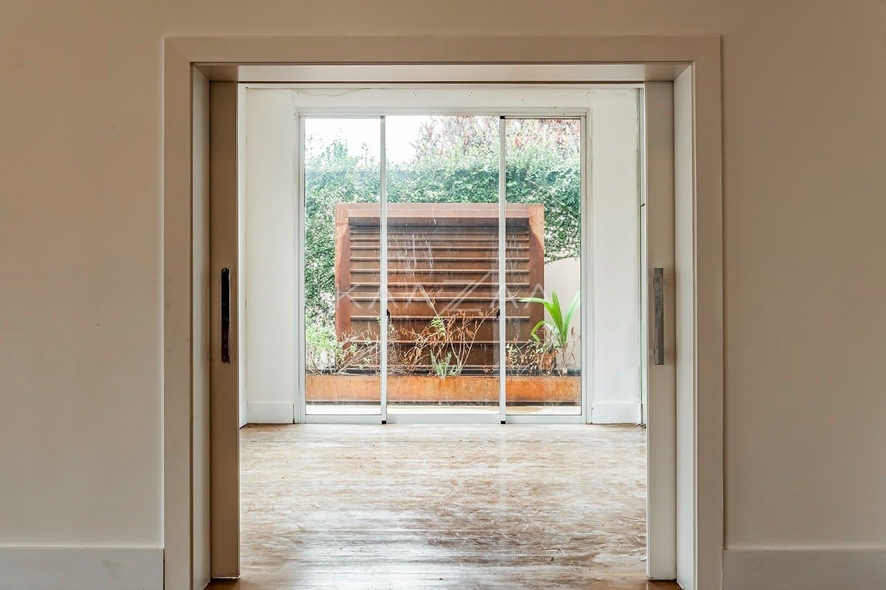 Vista verde, arquitetura moderna e janelões. Casa no Jardim Guelada! - Foto 18
