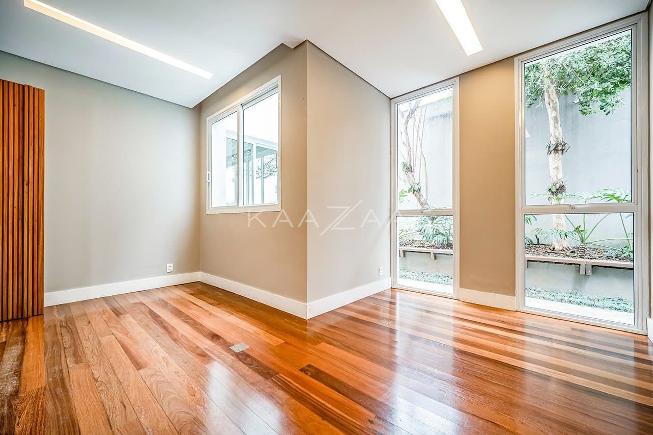 Que tal viver rodeado de muito verde em plena cidade grande? Esta casa no Jardim Lusitânia pode te proporcionar isso. - Foto 23
