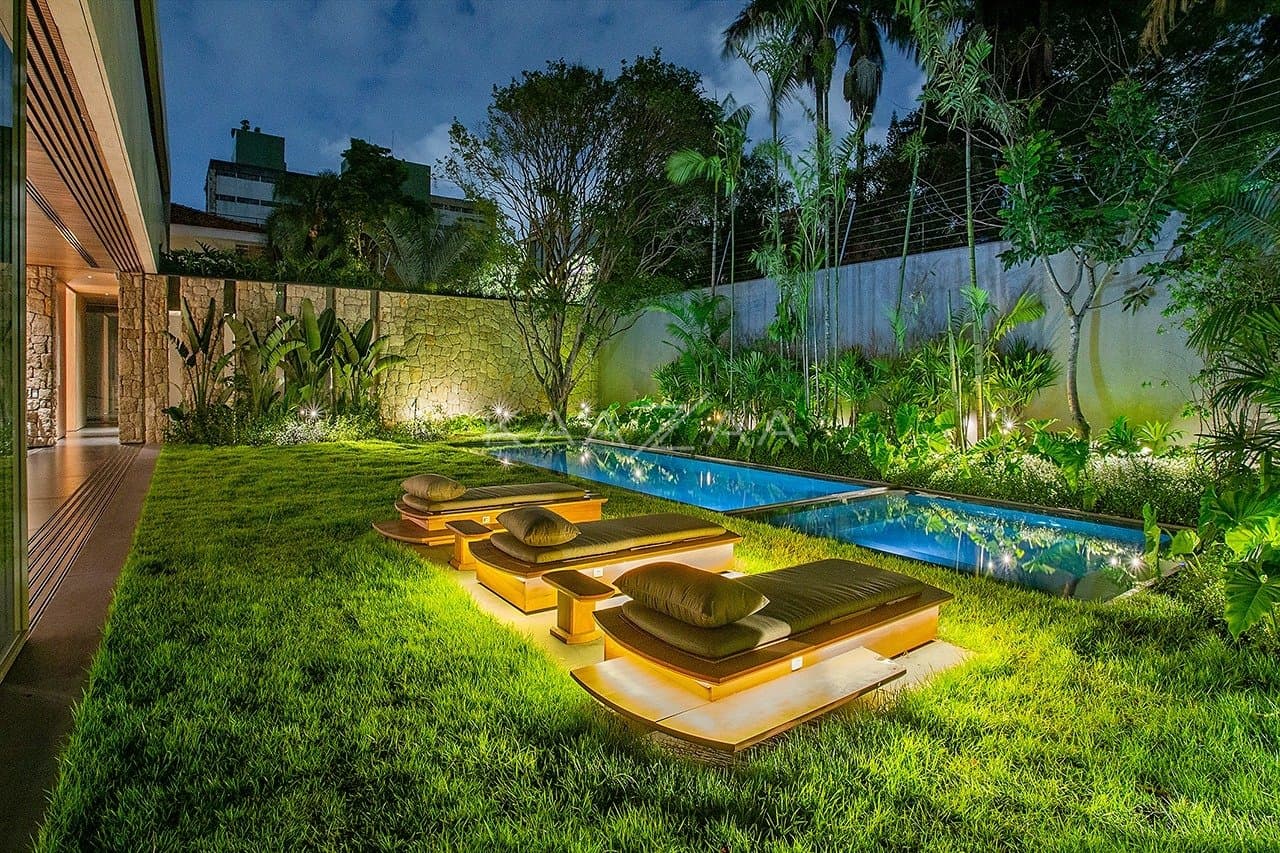 Contemporânea e toda mobiliada: casa com ambientes livres e jardim magnífico em rua fechada em Alto de Pinheiros. - Foto 6