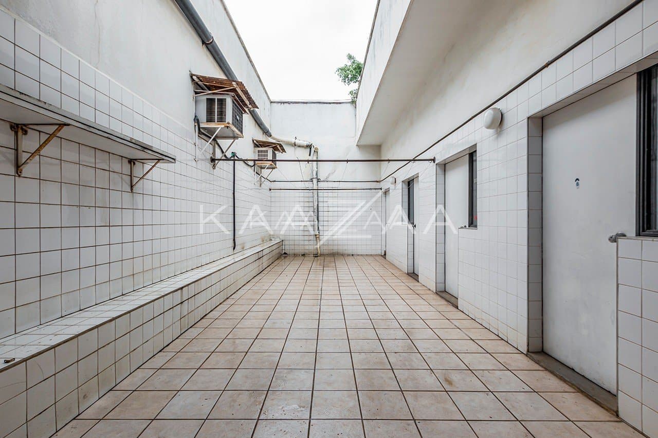 Casa brutalista com projeto arquitetônico singular e muito concreto no Jardim América. - Foto 29