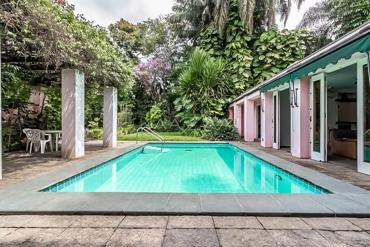 Casa cheia de potencial para reforma, com 1600 m² de terreno e um jardim exuberante em Alto de Pinheiros. - Foto 4