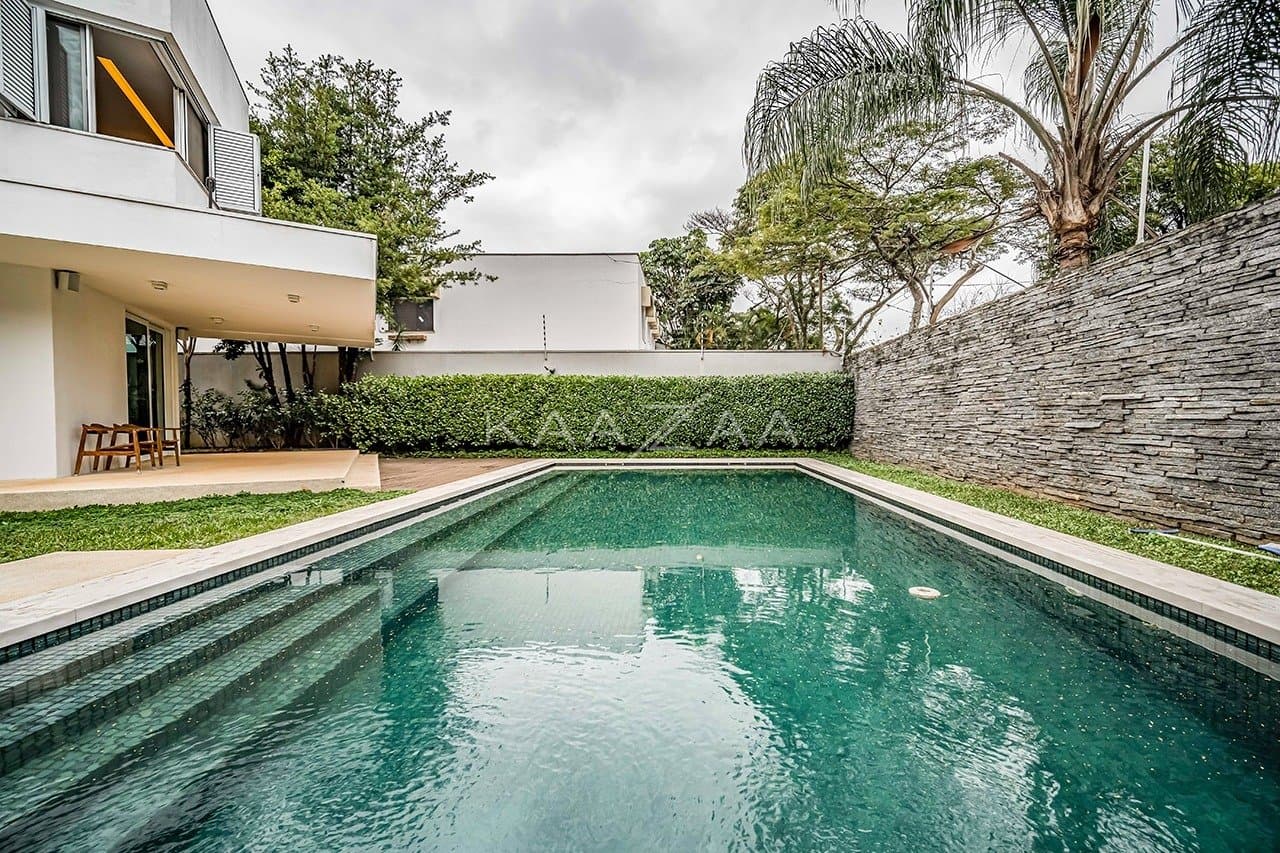 Que tal viver rodeado de muito verde em plena cidade grande? Esta casa no Jardim Lusitânia pode te proporcionar isso. - Foto 5