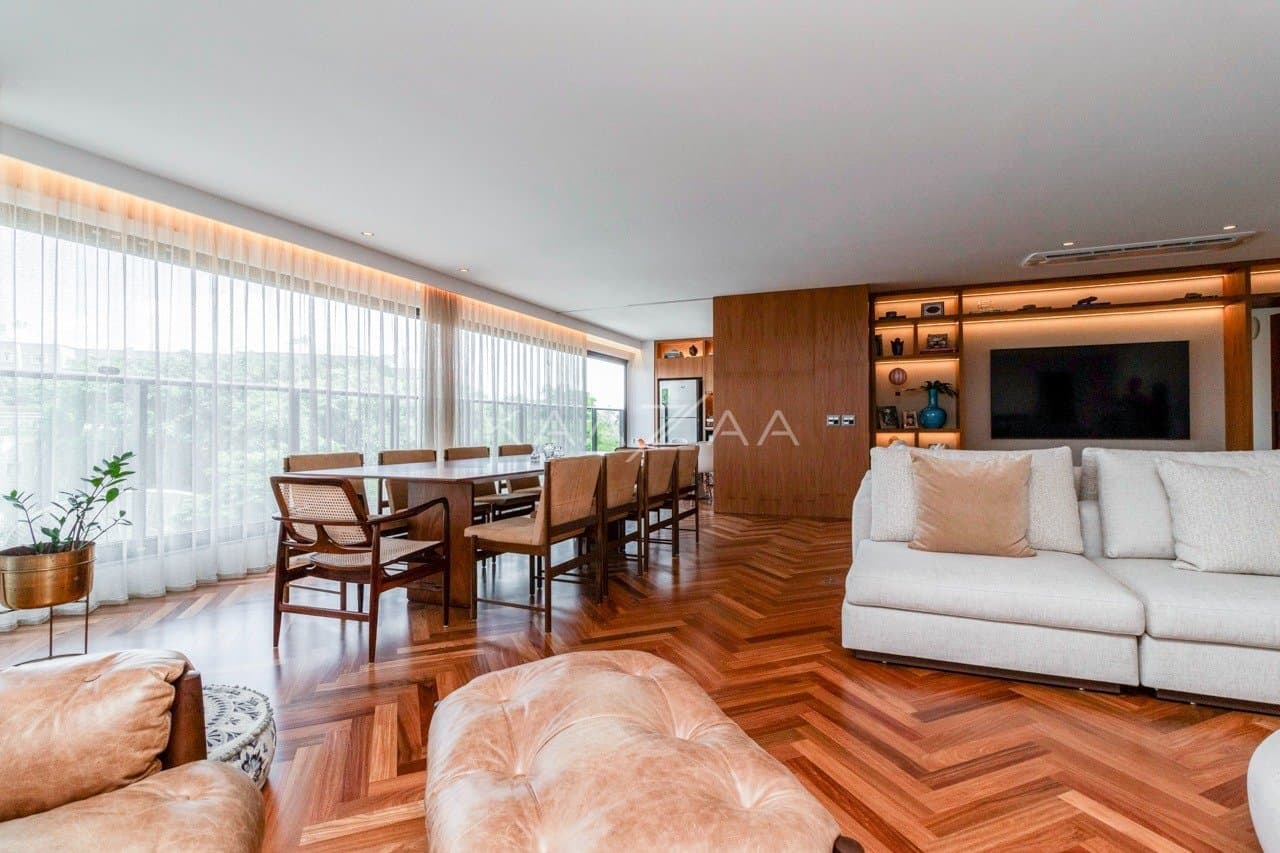 Muito vidro e luz natural com vista para as árvores. Apartamento no Jardim Guedala. - Foto 5