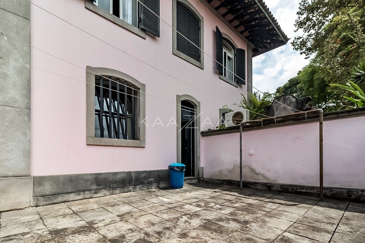 Casa cheia de potencial para reforma, com 1600 m² de terreno e um jardim exuberante em Alto de Pinheiros. - Foto 27