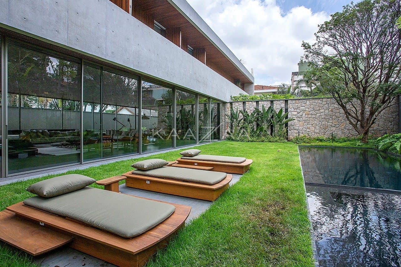 Contemporânea e toda mobiliada: casa com ambientes livres e jardim magnífico em rua fechada em Alto de Pinheiros. - Foto 18