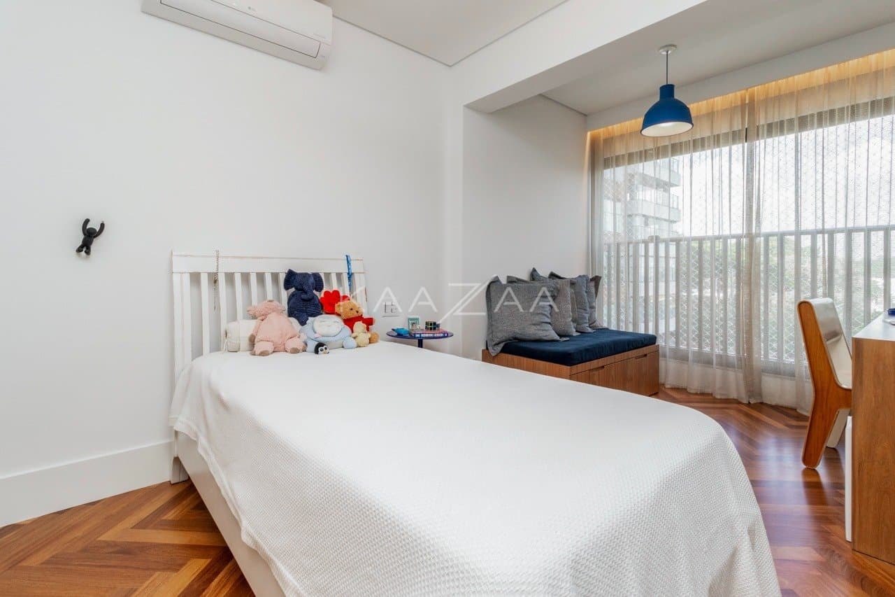 Muito vidro e luz natural com vista para as árvores. Apartamento no Jardim Guedala. - Foto 27