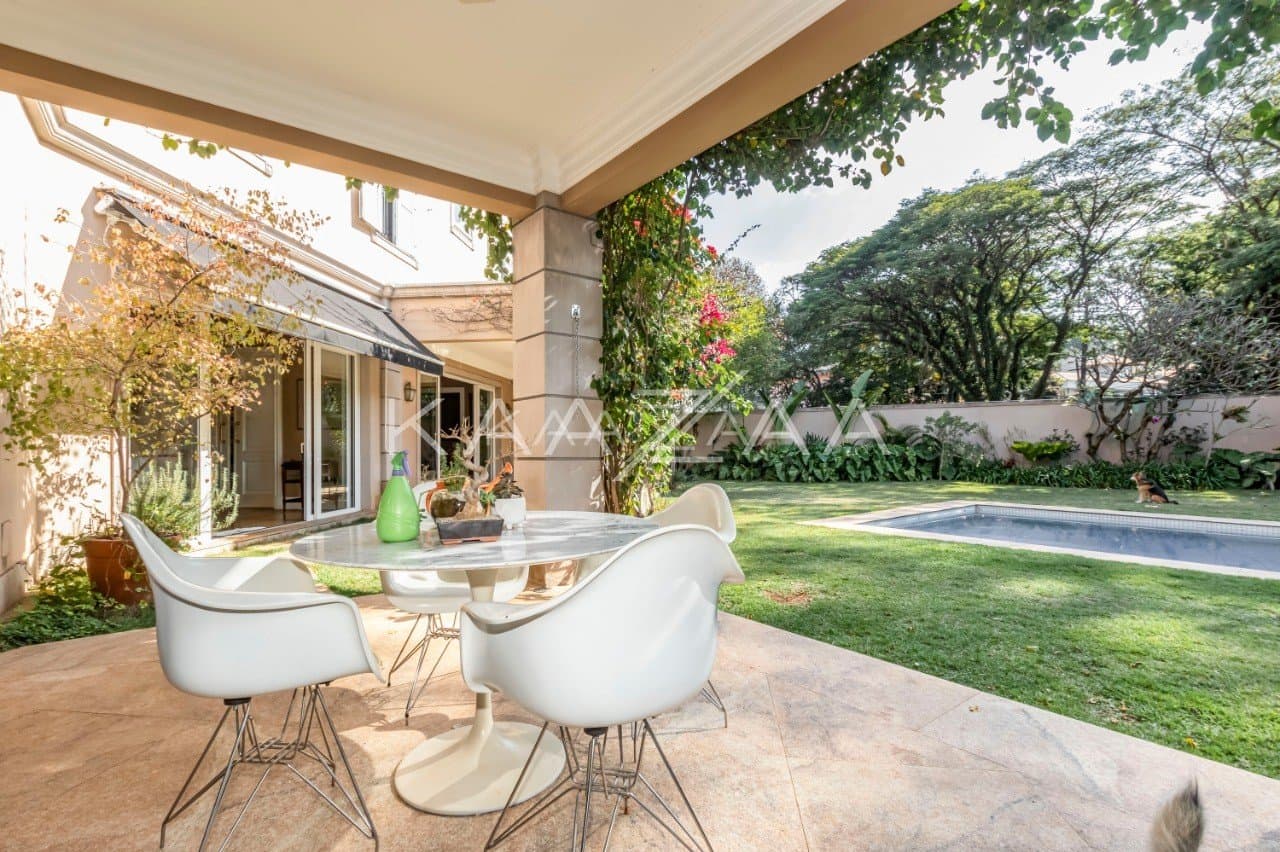 A mistura entre o clássico e o moderno tomam conta dos espaços. Casa deliciosa em rua sem saída, na Cidade Jardim. - Foto 7