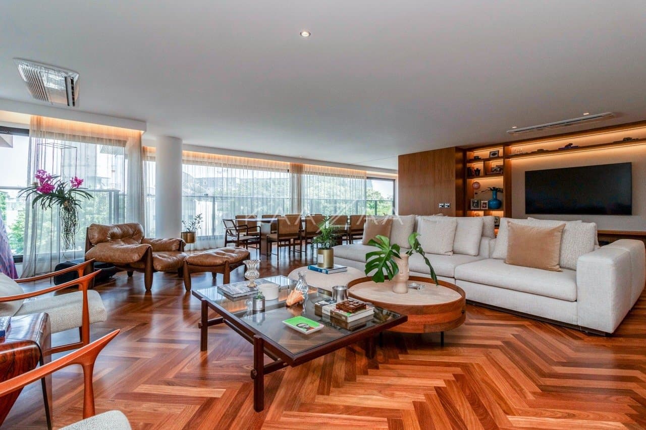 Muito vidro e luz natural com vista para as árvores. Apartamento no Jardim Guedala. - Foto 1